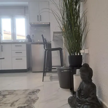 Quiet Cute Flat Close To Center 아파트 *
